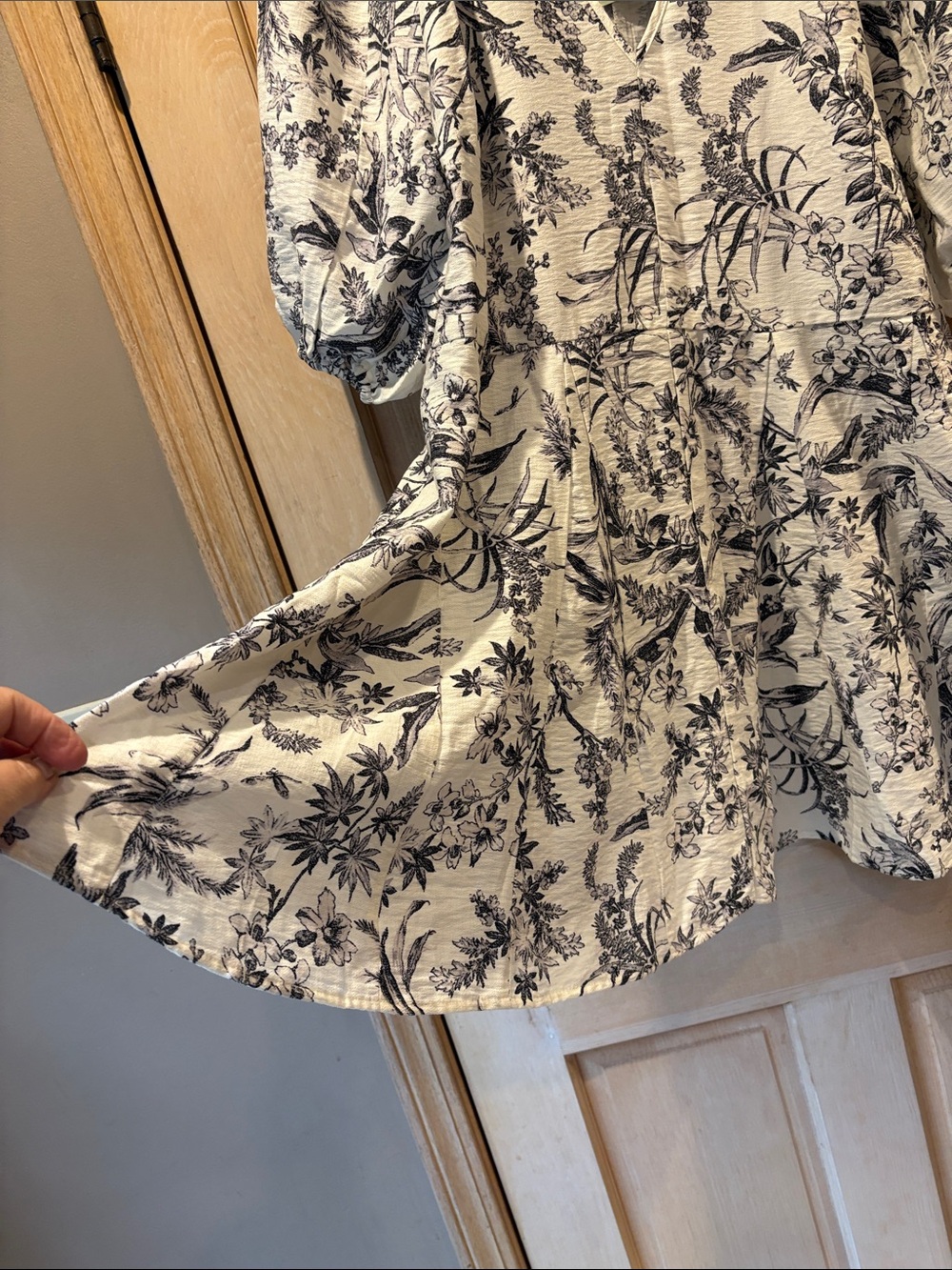 H&M Cream and Black Floral Puff-Sleeve Dress - Picture 4 of 10